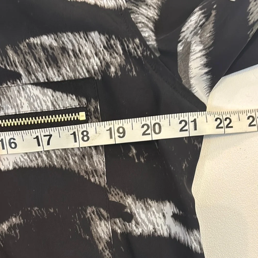 Michael Kors Top Womens 10 1/2 Button Up Roll Tab Sleeve Shirt Blouse Animal - Picture 6 of 8